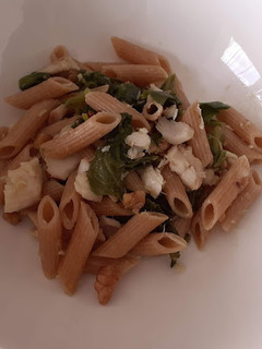 Foto de Penne integral salteada com pescada e espinafres