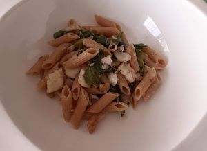 Foto de Penne integral salteada com pescada e espinafres