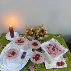 A picture of Strawberry firni.