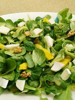 Una foto de Ensalada de canónigos y mango