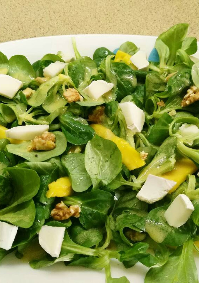 Una foto de Ensalada de canónigos y mango