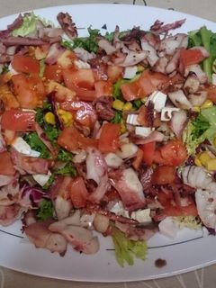 Una foto de Ensalada de pulpo, queso y anchoas