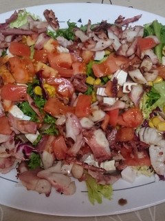 Una foto de Ensalada de pulpo, queso y anchoas