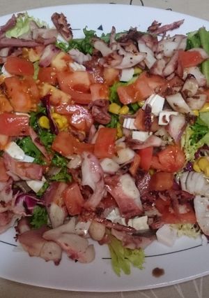 Una foto de Ensalada de pulpo, queso y anchoas