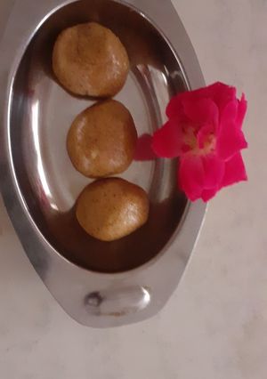 ઘઉં અને ચણાની દાળના સતવા ના લાડુ રેસીપી મુખ્ય ફોટો