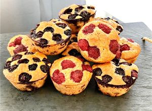 Une photo de Muffins aux flocons d'avoine et framboises ou myrtilles