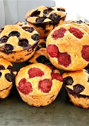 Une photo de Muffins aux flocons d'avoine et framboises ou myrtilles