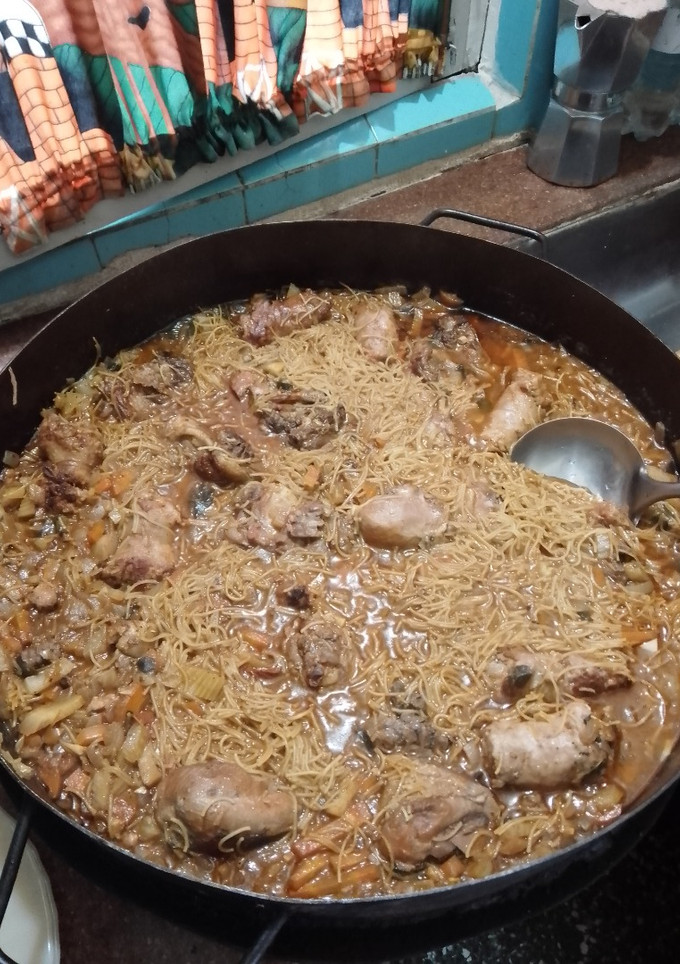 Una foto de Fideuá de pollo low cost