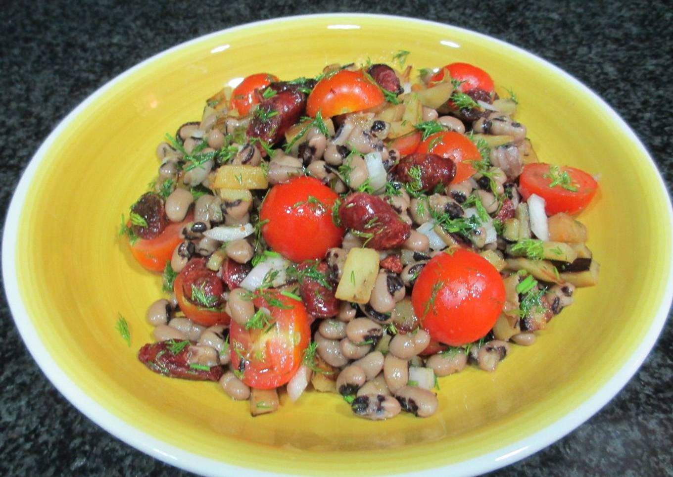 Ensalada de alubias con chistorra, berenjena y tomates cherry