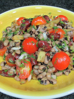 Una foto de Ensalada de alubias con chistorra, berenjena y tomates cherry