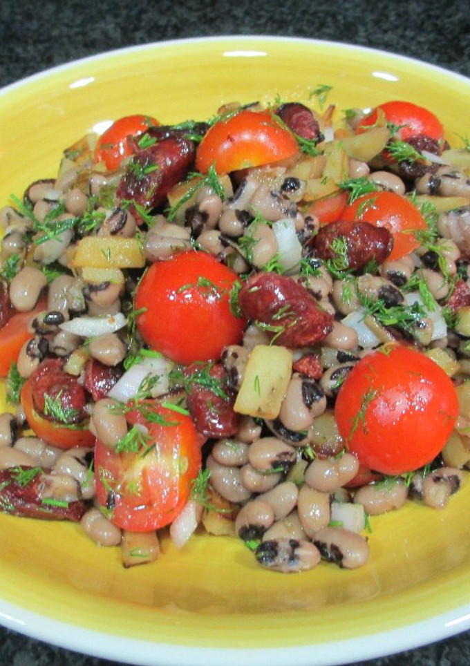 Una foto de Ensalada de alubias con chistorra, berenjena y tomates cherry