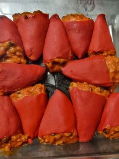 Una foto de Piquillos rellenos de jamón y champiñones