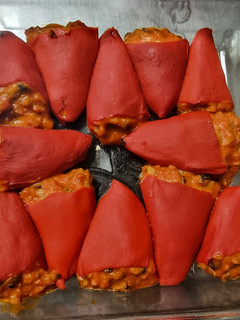 Una foto de Piquillos rellenos de jamón y champiñones