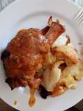 Codillo de cerdo al horno en su jugo con patatas a lo pobre