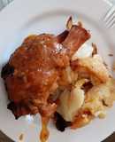 Codillo de cerdo al horno en su jugo con patatas a lo pobre
