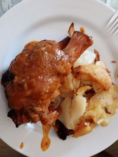 Una foto de Codillo de cerdo al horno en su jugo con patatas a lo pobre