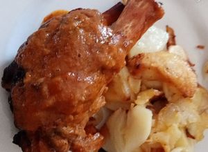 Foto principal de Codillo de cerdo al horno en su jugo con patatas a lo pobre