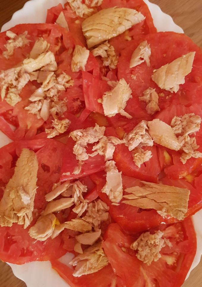 Una foto de Ensalada de tomate y melva en aceite