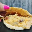 Pan pita con cremoso de bacon, cebolla y setas