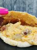 Pan pita con cremoso de bacon, cebolla y setas
