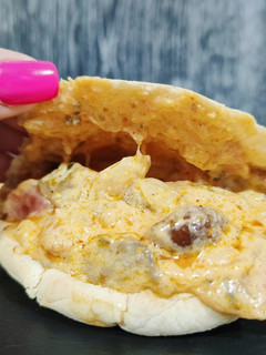 Una foto de Pan pita con cremoso de bacon, cebolla y setas