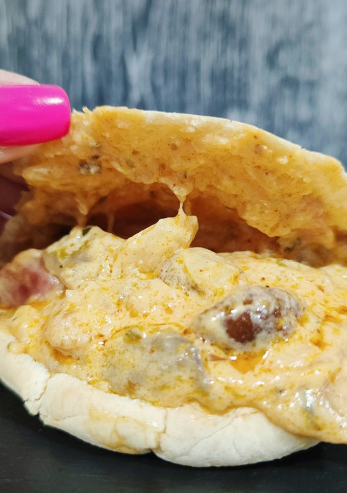 Una foto de Pan pita con cremoso de bacon, cebolla y setas