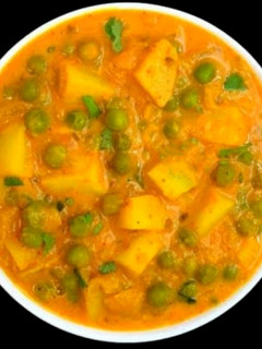 உருளைக்கிழங்கு பட்டாணி மசாலா கிரேவி (Potato Green peas masala gravy) செய்முறை முக்கிய புகைப்படம்