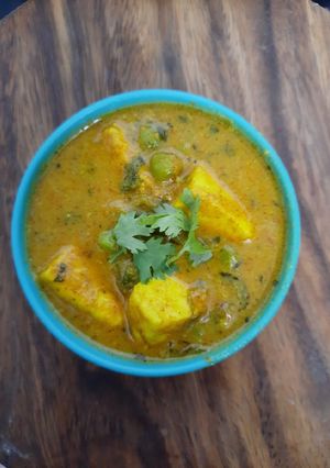 A picture of Matar Paneer.