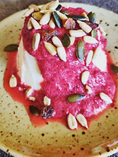 Una foto de Flan de yogurt con frutos rojos