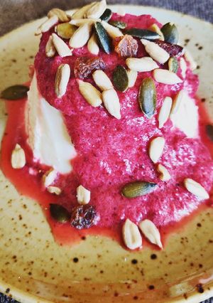 Una foto de Flan de yogurt con frutos rojos