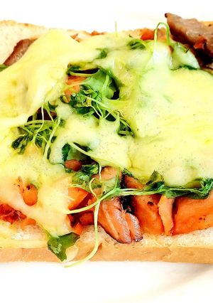 Hình của món Sandwich cá hồi, rau mầm và phô mai.