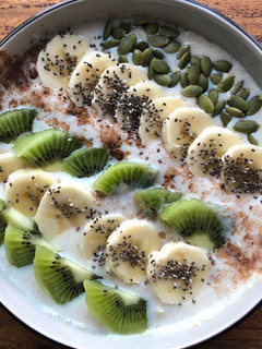 Una foto de Gachas de avena con kiwi, plátano y chía