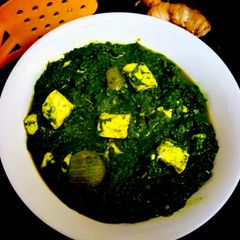 A picture of Paalak Paneer.