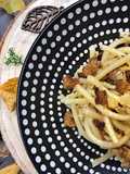 Pici alle briciole di pane con cialda di pecorino