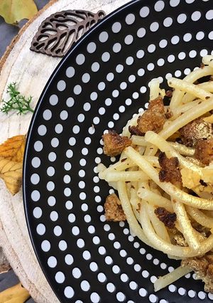 Foto di Pici alle briciole di pane con cialda di pecorino