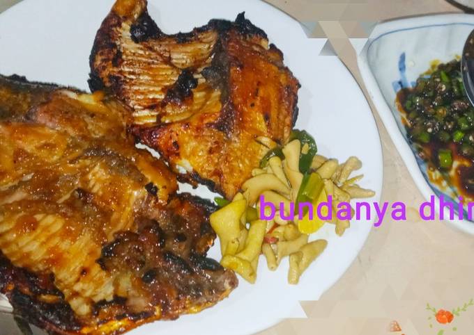 Resep Ikan bawal bakar sambel kecap #CookpadCommunity_Jakarta#GowesBecak_KelilingJakarta, Enak Banget