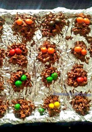 A picture of Chocolate noodles  spiders.