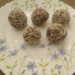A picture of Dates balls.