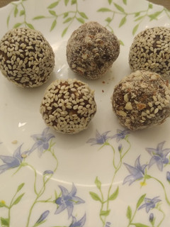 A picture of Dates balls.