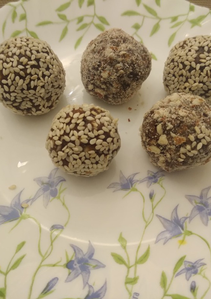 A picture of Dates balls.
