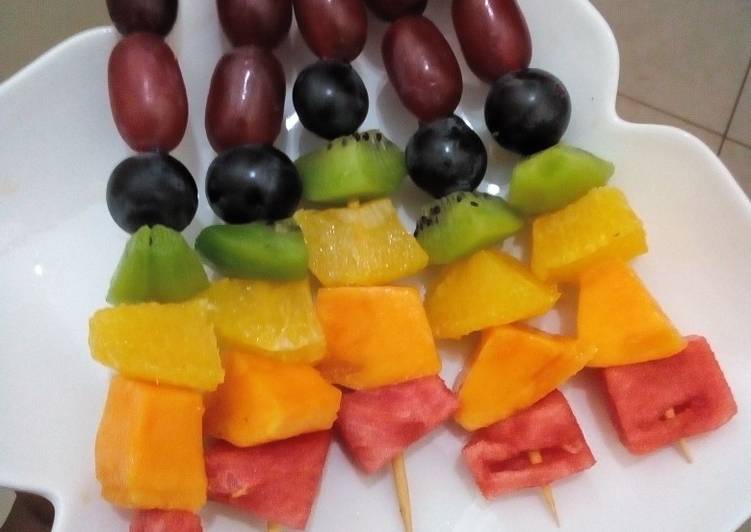 Simple Way to Make Perfect Rainbow fruit skewers