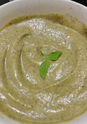 Una foto de Dip ó untable de ajo y calabacín ahumados🧄🥒🍞