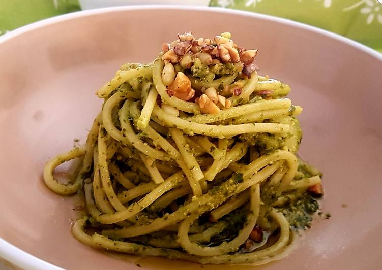 Spaghetti quadrati con pesto di basilico