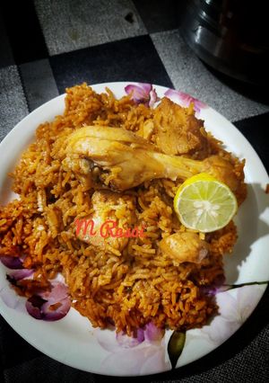 कुकर चिकन मसाला बिर्याणी (Cooker Chicken Masala Biryani Recipe In Marathi) रेसिपी चे मुख्य फोटो