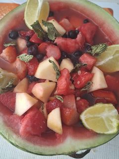 Una foto de Macedonia con sandía, manzana y frutos rojos