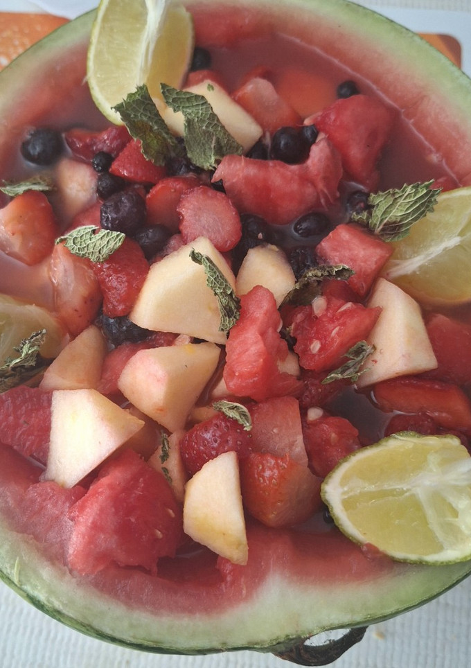 Una foto de Macedonia con sandía, manzana y frutos rojos