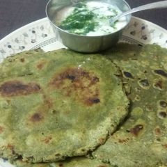 A picture of Bathua paratha.