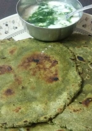 A picture of Bathua paratha.