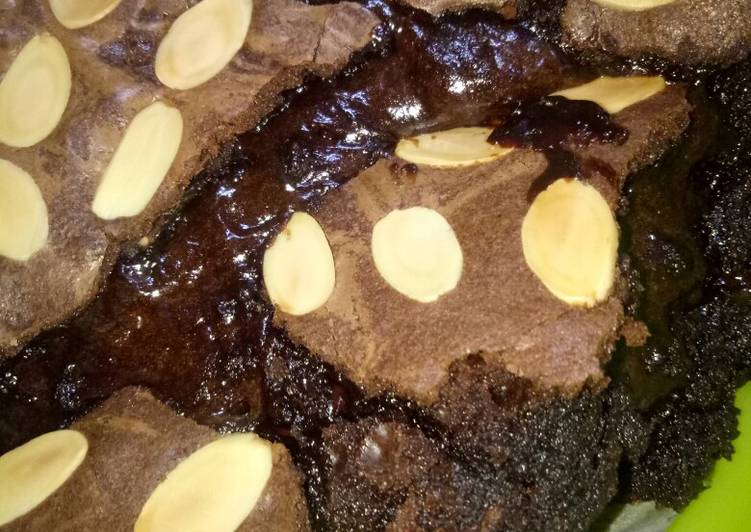 Brownies fudgy melted chewy almond panggang... So Yummy...😋😋😋