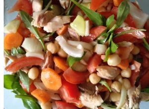 Una foto de Ensalada de garbanzos y collejas